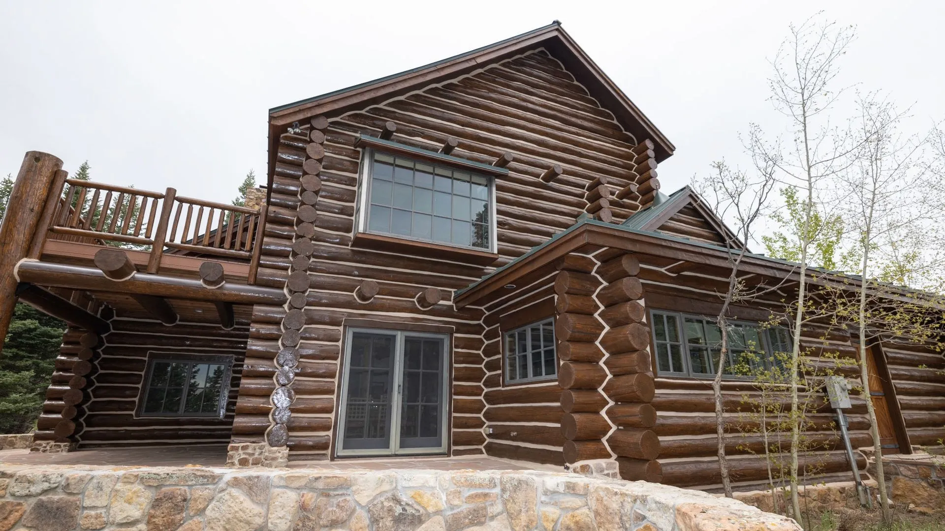 Log home with a rich, freshly painted exterior